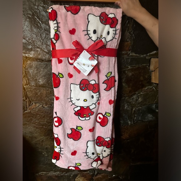 Hello Kitty APPLE 🍎 ❤️ throw - Picture 1 of 4